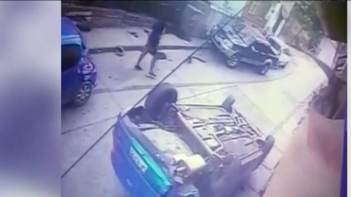 El impactante registro de un auto que cayó en pendiente: Se volcó y estrelló a dos vehículos