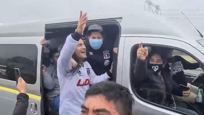 Hasta lo mojó el carro lanza aguas: Coca Mendoza dijo presente en la Ruta 5 Sur para alentar a Colo Colo