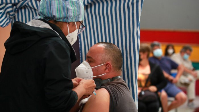 Este jueves le corresponde a las personas de 66 años: Mira el calendario de vacunación acá