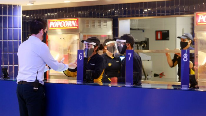 Infectólogo explica qué medidas seguir en el cine y cuándo se recomienda usar doble mascarilla