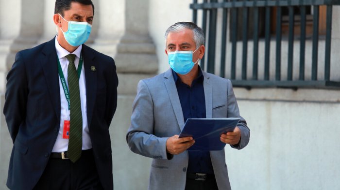 Piden renuncia del ministro Palacios tras dichos sobre el Colegio de Profesores