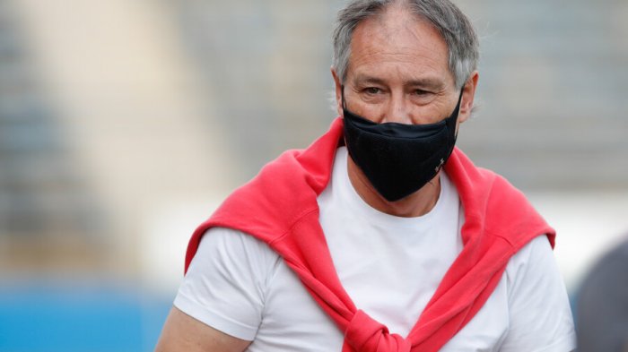 Holan anunció su salida como DT de la UC: 