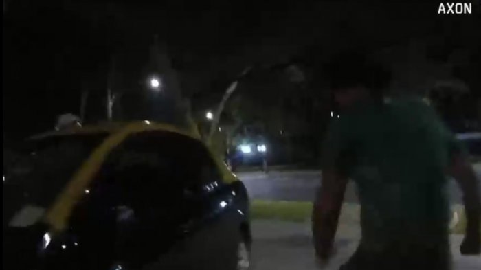 Taxista sufre el robo de su vehículo de trabajo tras intentar ayudar a mujer que estaba siendo agredida