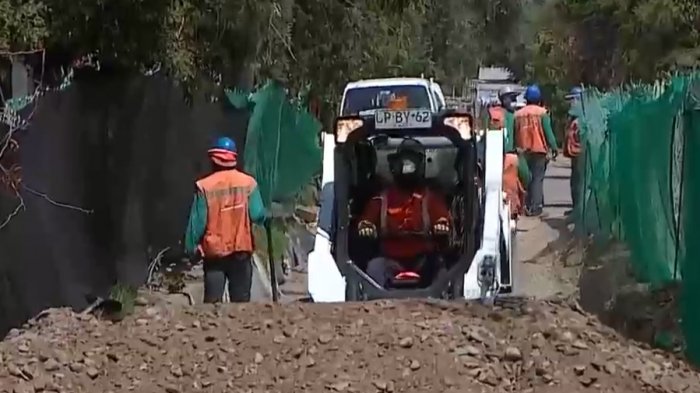 Vecinos denuncian que hace tres meses no pueden sacar sus autos por obras en la calle