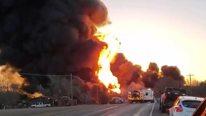 Choque entre camión con ácido sulfúrico y tren generó gigantesca explosión en Texas