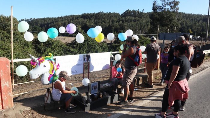 Con globos y pancartas, pero sin consuelo: Decenas de personas realizaron velatón por Tomás