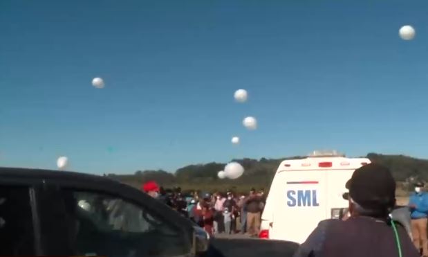 Entre globos blancos y aplausos de vecinos fue retirado el cuerpo de Tomás por el SML