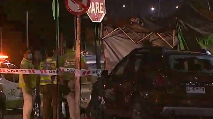 Niña de 7 años murió mientras esperaba para cruzar la calle: Le cayó un semáforo tras un choque