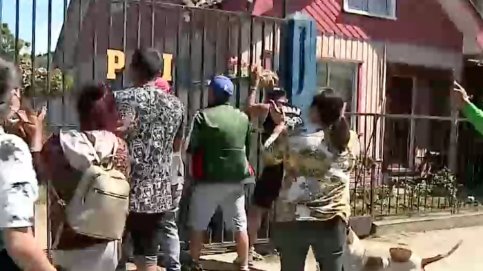 Vecinos de Lebu atacan el cuartel donde está detenido el tío abuelo de Tomás Bravo