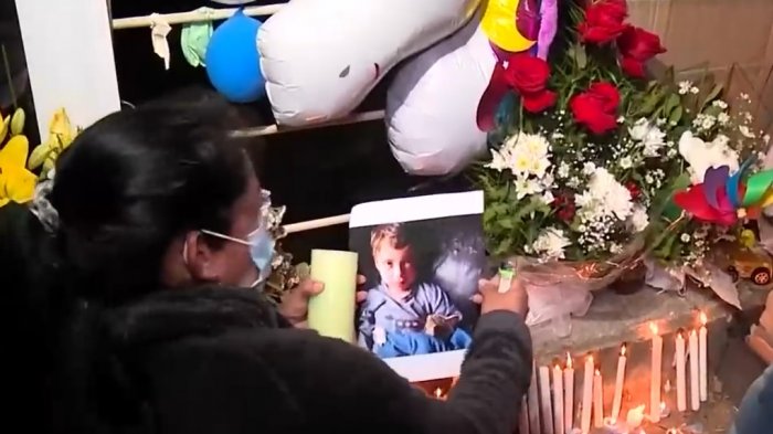 Tomás Bravo fue homenajeado por vecinos y familiares con una velatón en las afueras de su casa