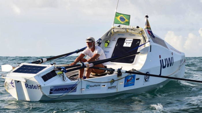 Cruzó el Atlántico remando durante 70 días y rompió récord mundial: 