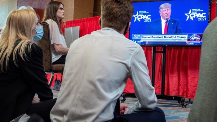 Trump negó nuevamente derrota ante Biden en su primera aparición pública tras dejar la Casa Blanca