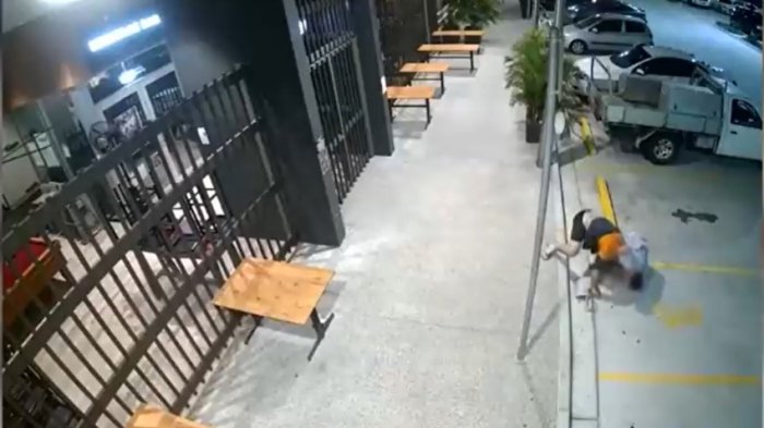 Mujer de 60 años evitó que le robaran su cartera: Hasta dejó sin polera al delincuente