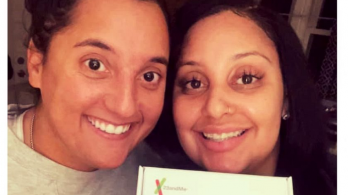 Amigas descubren que eran hermanas separadas al nacer y fueron adoptadas por diferentes familias