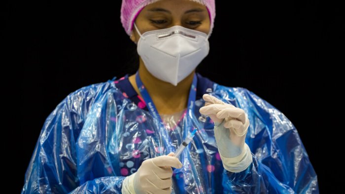 Este martes le toca vacunarse a las personas de 63 años con y sin comorbilidades