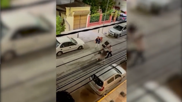 Los agarró a sillazo limpio: La temeraria maniobra de adulto mayor para frustrar portonazo