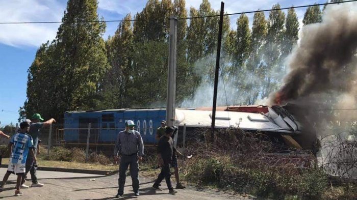 Tren colisionó con microbús﻿ que trasladaba trabajadores en Cabrero: Dos personas fallecieron