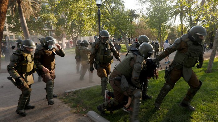 Contraloría propone suspender a dos generales por su actuar durante estallido social