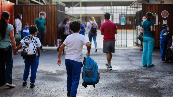 ¿En que consiste el plan de Búsqueda Activa de Casos en las inmediaciones de los colegios?