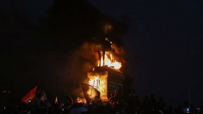 Queman estatua de Baquedano tras manifestaciones contra el gobierno