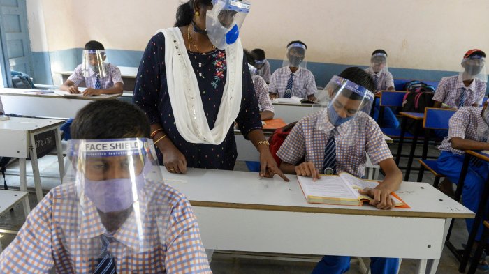 Joven de 13 años muere de COVID-19 tras su retorno a clases presenciales en Brasil