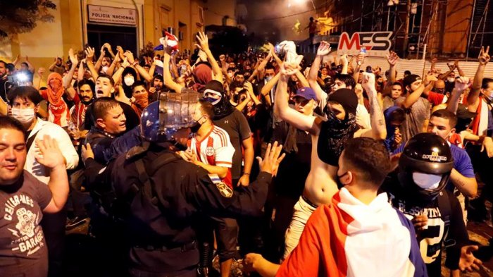 Paraguay recibe vacunas enviadas por Chile en medio de grave crisis por el manejo de la pandemia