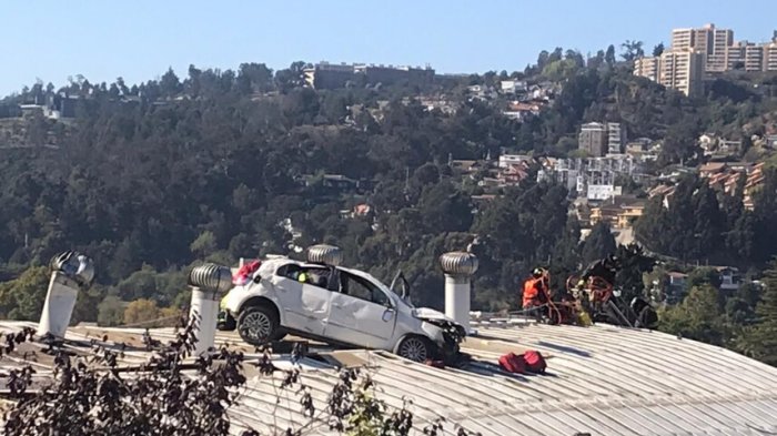 Chofer perdió el control y terminó con su auto en el techo de un colegio en Viña del Mar