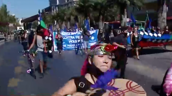 8M: Mujeres mapuche marcharon por la Alameda en dirección a Plaza Italia