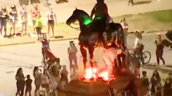 Hombres encapuchados irrumpieron en marcha 8M e intentaron cortar estatua de General Baquedano