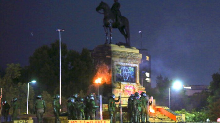Consejo de Defensa del Estado anuncia querella contra responsables de la quema en la estatua de Baquedano