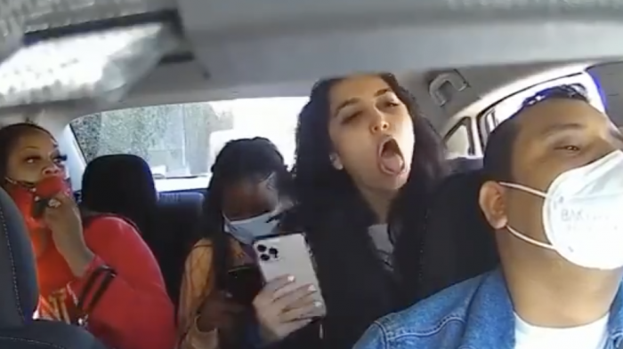 Hay masiva funa: Mujeres golpearon y tosieron a Uber que les pidió usar la mascarilla