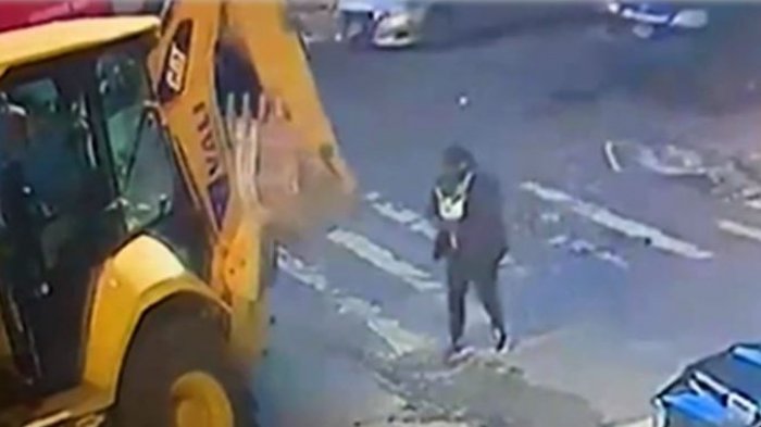 Iba mirando su celular: Mujer falleció luego de ser aplastada por una retroexcavadora