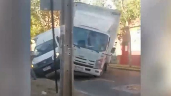 Pelea entre conductores terminó con un furgón destruido y un poste derribado