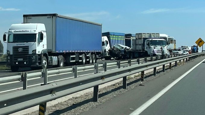 Choque múltiple de cuatro camiones y tres vehículos provoca corte total de la Ruta 5 al sur