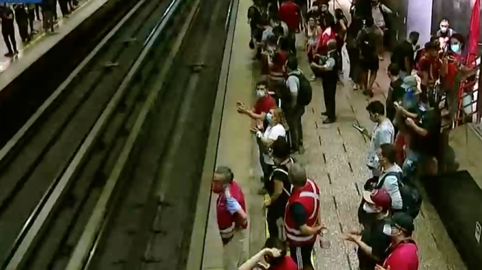 En medio de paro: Trabajadores de Metro realizaron protesta dentro de estación Moneda