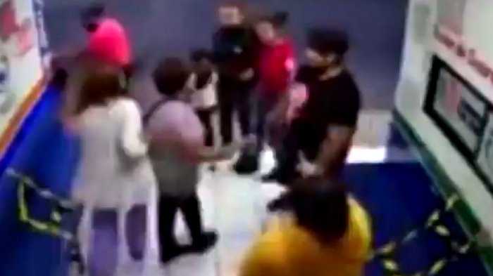 Una familia atacó a una doctora que les pidió el uso de la mascarilla