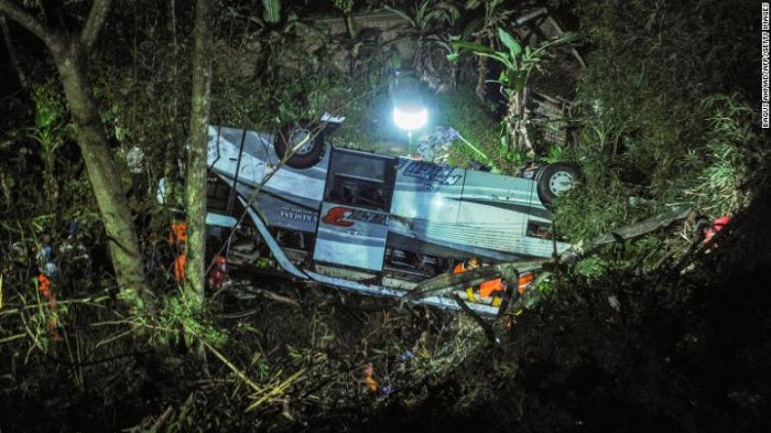 Mueren 27 pasajeros de un bus que transportaba escolares en Indonesia