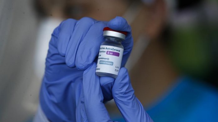 Dinamarca suspende vacunación con AstraZeneca por posibles efectos de coágulos