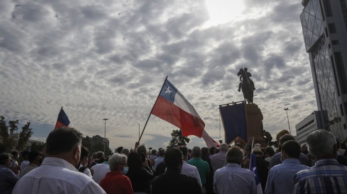 Militares en retiro se reúnen en el monumento del general Baquedano y realizan homenaje con flores