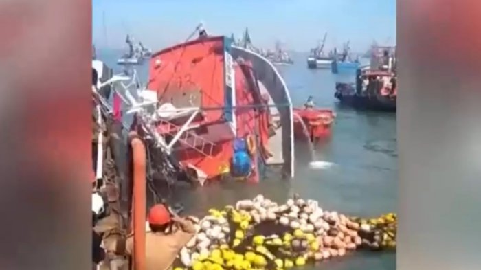 El momento en que una lancha se hundió cuando descargaba la pesca en Coronel