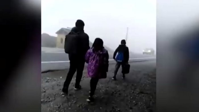 La odisea de tres niños para tener Internet: Vecina les presta su casa a diario para que asistan a clases online