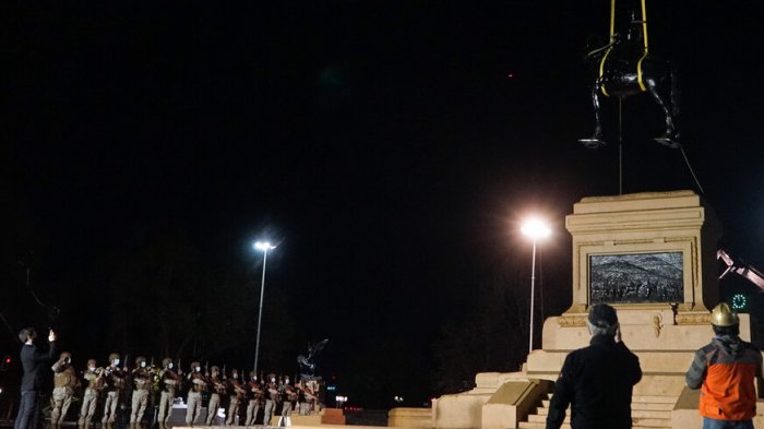 Retiran temporalmente estatua de general Baquedano en Plaza Italia por trabajos de restauración