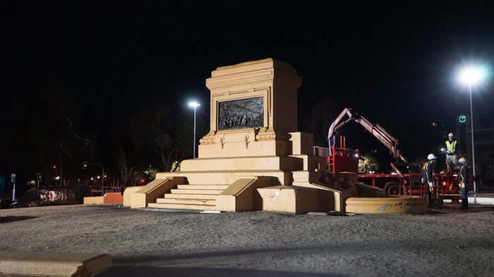 30 detenidos durante retiro del monumento del general Baquedano: Un carabinero fue atropellado