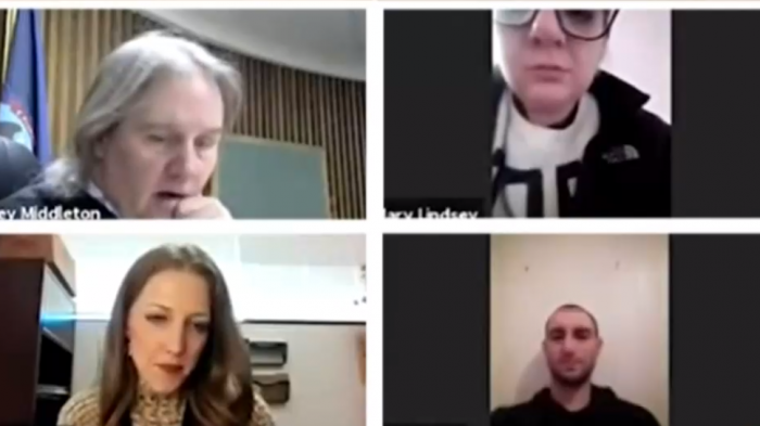 Acusado de violencia doméstica es sorprendido en casa de la víctima en plena audiencia judicial en su contra