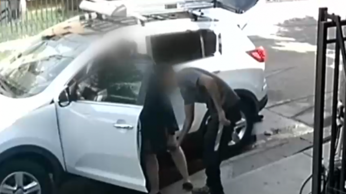 Mujer fue víctima de acoso sexual en la puerta de su casa: Hombre le tomó fotografías bajo la falda