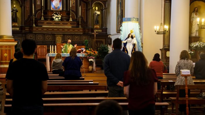 Iglesia por prohibición de celebrar ceremonias en Fase 2: 