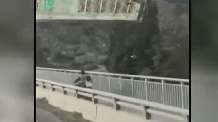 Peligrosa acción: Captan a motociclista viajando con niños sin ningún tipo de protección