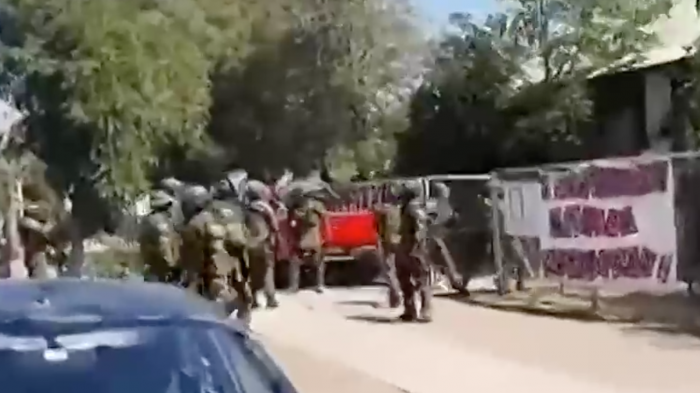 Incidentes en Villa Francia tras intervención de Carabineros en comedor popular: 26 personas fueron detenidas