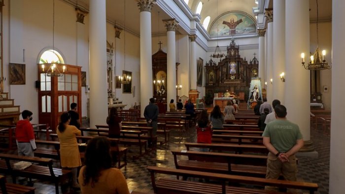 Autorizan actividades religiosas con aforo de hasta 20 personas en comunas en Fase 2