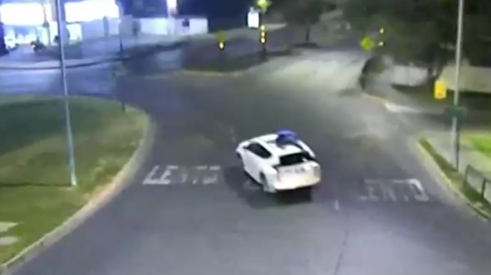 Se aferró al vehículo: Ladrón intentó escapar subiéndose al techo de una camioneta durante persecución